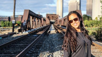 Marcher par la foi comme une femme Biracial